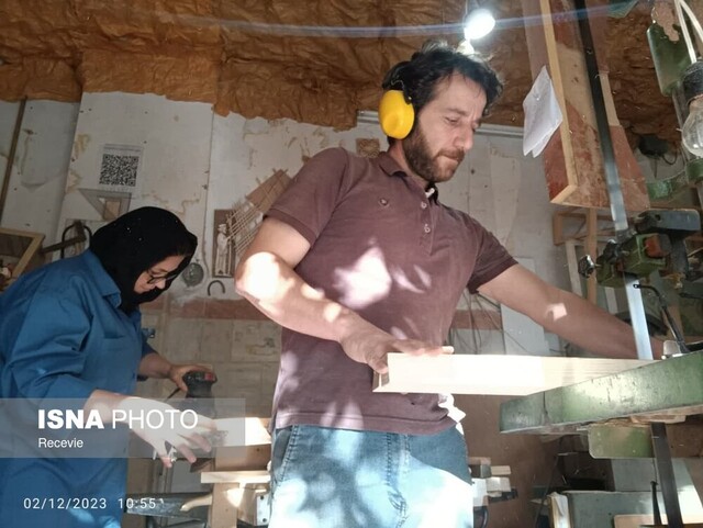 احیاء هنر فاخر گرهچینی با سرانگشتان زوج هنرمند اسدآبادی احیاء هنر فاخر گرهچینی با سرانگشتان زوج هنرمند اسدآبادی