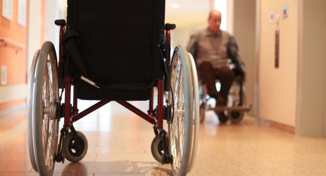 حکایت مادر و پسری با صندلی چرخ‌دار