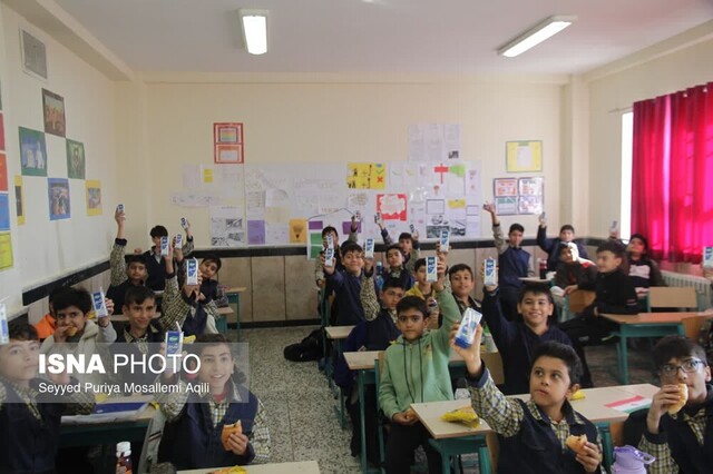 بیش از ۱۳ هزار دانشآموز ابهری شیر رایگان دریافت میکنند بیش از ۱۳ هزار دانشآموز ابهری شیر رایگان دریافت میکنند