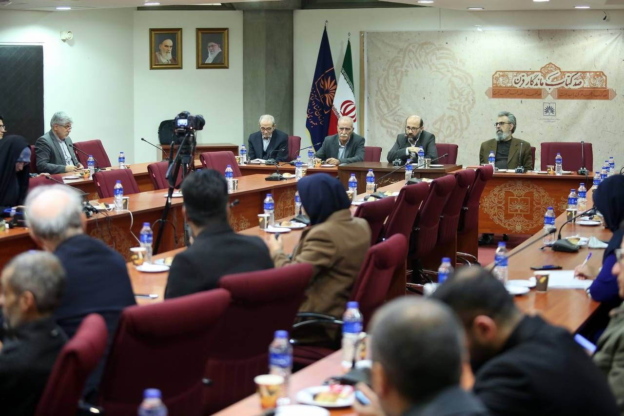 فهم بالایی از سیاست داشت اما وارد آن نشد