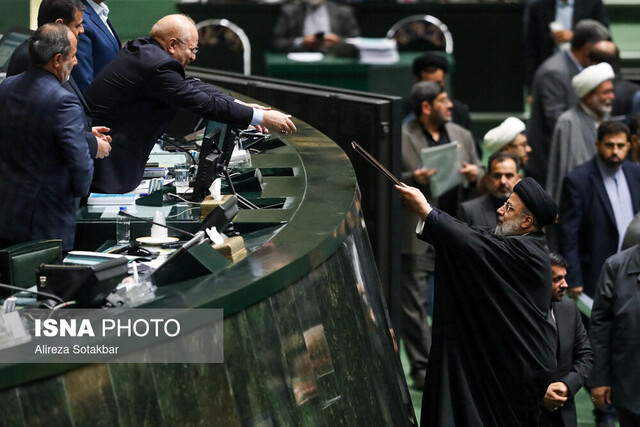 رئیسی خیال حقوق بگیران را راحت کرد/ وعده رشد ۸ درصدی اقتصاد ایران رئیسی خیال حقوق بگیران را راحت کرد/ وعده رشد ۸ درصدی اقتصاد ایران