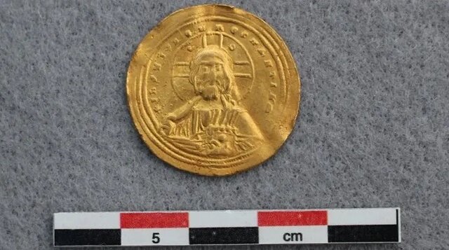 کشف سکه عتیقه با فلزیاب