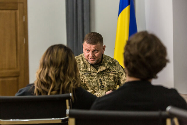 زالوژنی فرمانده ارتش اوکراین زیر تیغ انتقادات؛ مقالهای که کار دستش داد!