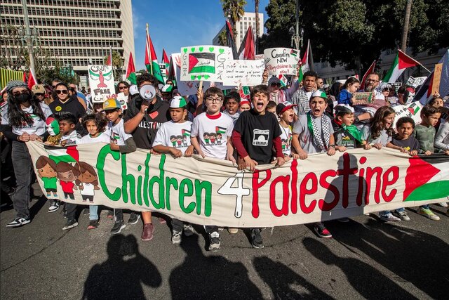 گاردین: جنگ غزه جوانان آمریکا را علیه بایدن شورانده است
