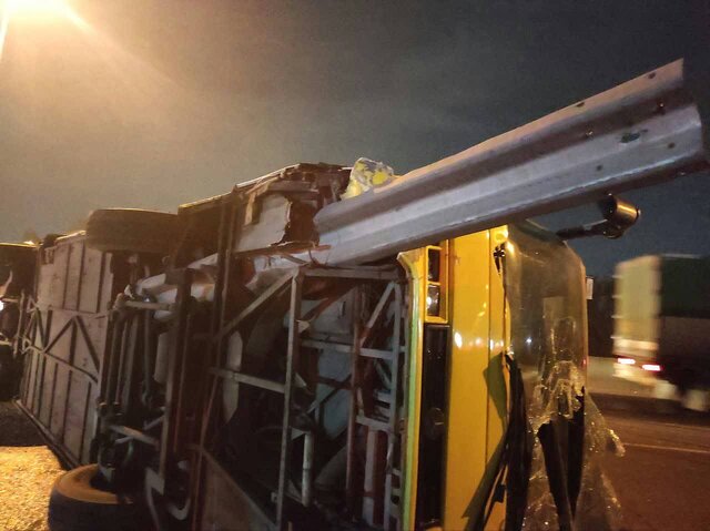 واژگونی اتوبوس مسافربری در غرب تهران/ ۱۵ تن مصدوم شدند