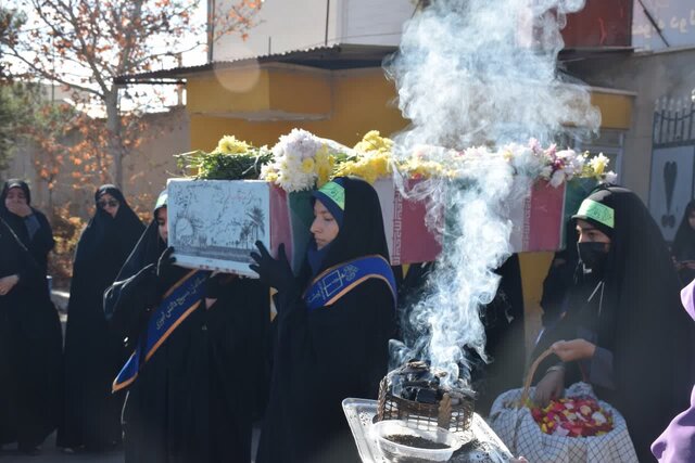 پیکر مطهر شهدای گمنام در محلات تشییع شد