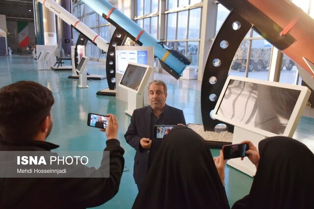 بازدید خبرنگاران گیلانی از نمایشگاه توانمندی های راهبردی نیروی هوا و فضای سپاه+تصاویر