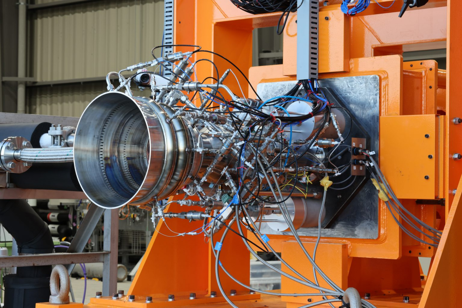 ژاپنیها یک موتور موشک با سوخت فضولات گاو ساختند