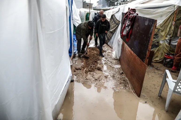 وضعیت بغرنج آوارگان فلسطینی زیر بمباران و هوای بارانی