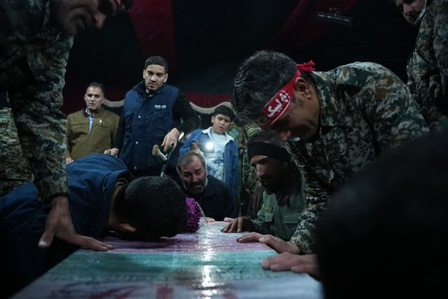 تصاویری از شبی با لالههای فاطمی در بخش میربگ شهرستان دلفان