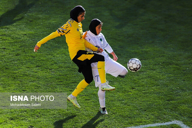 عکس آرشیوی است توقف شاگردان نیلوفر اردلان در لیگ فوتبال زنان/ سیرجان برنده شد
