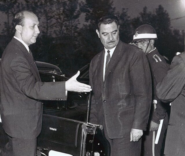 حسنعلی منصور در حال سوار شدن بر خودرو- ۱۳۴۳ عاملِ آمریکایی تبعید بنیانگذار جمهوری اسلامی که بود؟