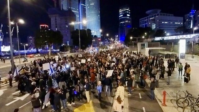 تظاهرات خانوادههای اسرای اسرائیلی در تلآویو تقلای تلآویو برای آغاز مذاکرات غیرمستقیم تبادل اسرا با حماس