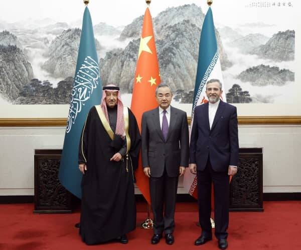 از راست، باقری، وانگ یی، الخریجی نشست مشترک ۲ دیپلمات ارشد ایرانی و عربستانی با وانگ یی