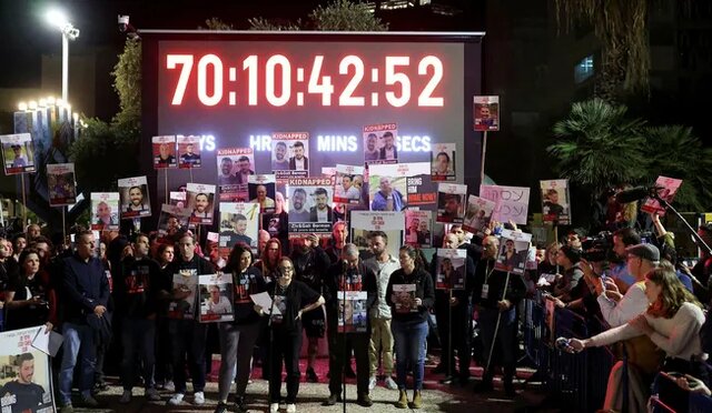 تجمع در تلآویو در اعتراض به انفعال نتانیاهو در آزادسازی اسرا رسانه عبری: تداوم جنگ و حمله کورکورانه، اسیران را به کام مرگ میکشاند