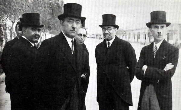 از راست علی منصور، محمدعلی فروغی، مصطفیقلی بیات، علیاکبر داور و محمود جم مانع ستاندن سلطنت از خاندان پهلوی