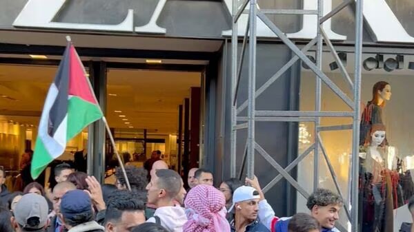 تجمع حامی فلسطین مقابل فروشگاهی در کانادا