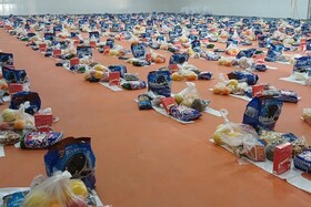 توزیع بسته‌های یلدایی سپاه بین نیازمندان اردستان