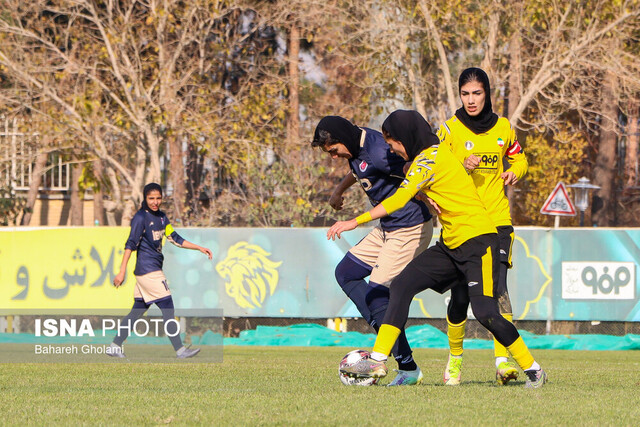 عکس آرشیوی است صدرنشینی دختران فوتبال بم با شکست سپاهان