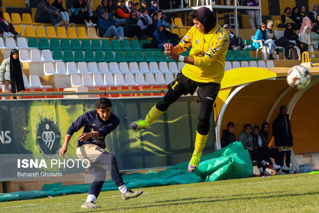 عکس آرشیوی است برد دختران بم در دیدار قهرمانی فوتبال زنان