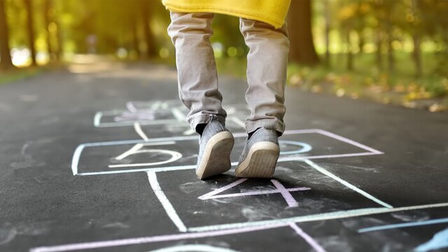 کودکان غرق در مجازی؛ خداحافظی با خالهبازی و گُل کوچیک