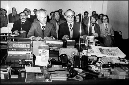 تجهیزات کشف شده از احمد مقربی در دادگاه محاکمه وی-۱۳۵۶ مقربی، جاسوس شوروی یا خبرچین آمریکا؟