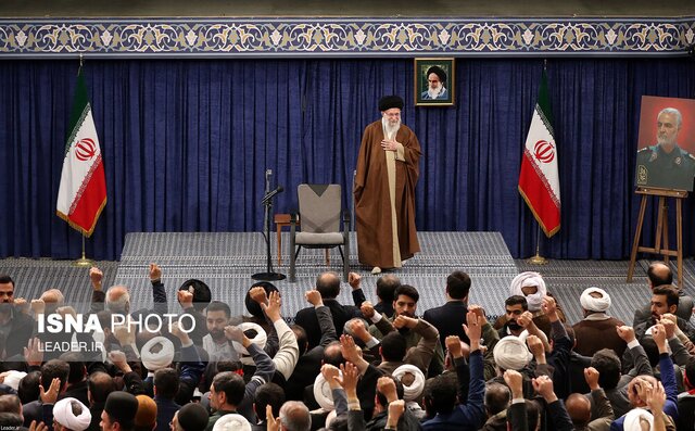 عکس/ حضور برادر شهید سلیمانی در دیدار رهبری با مردم کرمان و خوزستان