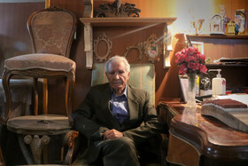 سرٌپ هنرچیان: 82 ساله
برادر آندرانیک و دارای 2 فرزند است. وی بر خلاف آندرانیک  اهل مطالعه نیست اما بسیار خوش سخن و بذله گو است. 
55 سال سابقه فعالیت در بخش تولید و فروش  دارد اما بدلیل آسیب دیدگی انگشتان دست راستش چند سالی است که تولید را به کارگرانش سپرده است.