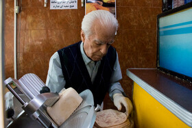 گاریگین طوریسیان 80 ساله
دارای 2 فرزند می باشد که در کنار هم  مشغول به فعالیت هستند.
ساندویچ هایش منحصر به فرد است و مشتریان پر و پا قرصی در میرزای شیرازی تهران دارد. او را به درست کرداری و صداقت می شناسند. 
