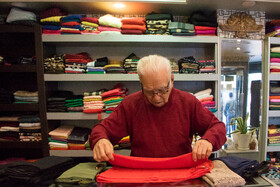 صمد صادق پور آذری 84 ساله
فعالیت پیشین ایشان بیشتر در مغازه جواهر فروشی اش بوده اما اکنون بیشتر اینجا مشغول است و آنجا را اجاره داده است. بیش از 55 سال در هر دو حرفه فعالیت داشته و دارای 5 فرزند است.