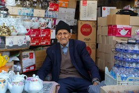 سید حسن میر عرب بایگی 88 ساله
با اینکه خمیده راه می رود اما در مشتری مداری کم نمی گذارد و ساعت ها ایستاده پاسخ گوی آن ها است.. می گوید از این مغازه 3 خانواده امرار معاش می کنند و خدا را سپاس می گوید.
دارای 6 فرزند است و یکی از نوه هایش در کار مغازه به وی کمک می کند.