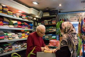 صمد صادق پور آذری 84 ساله
فعالیت پیشین ایشان بیشتر در مغازه جواهر فروشی اش بوده اما اکنون بیشتر اینجا مشغول است و آنجا را اجاره داده است. بیش از 55 سال در هر دو حرفه فعالیت داشته و دارای 5 فرزند است.