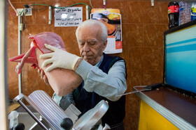 گاریگین طوریسیان 80 ساله
دارای 2 فرزند می باشد که در کنار هم  مشغول به فعالیت هستند.
ساندویچ هایش منحصر به فرد است و مشتریان پر و پا قرصی در میرزای شیرازی تهران دارد. او را به درست کرداری و صداقت می شناسند.