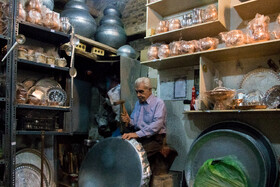 کریم اوجی: 81 ساله
بزرگ مسگرهای بازار وکیل که همچنان در مفازه  کوچکش مشغول مسگری (پیشه ای در مسیر فراموشی) است.
بیش از 60 سال چراغ این هنر – صنعت را روشن گذاشته است. 4 فرزند دارد.