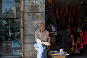 اکبر پیرو شیرازی 93 ساله
دارای 9 فرزند و کارمند بازنشسته شهرداری است. این بساط کوچک را که در چند قدمی منزلش دایر کرده برای رفع خانه نشینی  و عدم بیکاری است.