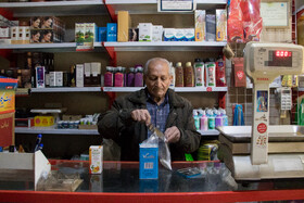 مراد منصور آبادی 82 ساله
فعالیت نخست وی میوه فروشی بوده و دارای یک فرزند است و 20 سالی می شود که به عطاری( این حرفه پرطرفدار سنتی که در آن انواع داروهای گیاهی به فروش می رسد ) روی آورده است.