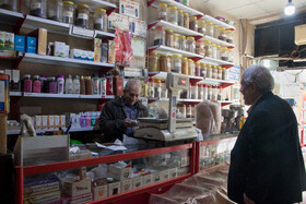 مراد منصور آبادی 82 ساله
فعالیت نخست وی میوه فروشی بوده و دارای یک فرزند است و 20 سالی می شود که به عطاری( این حرفه پرطرفدار سنتی که در آن انواع داروهای گیاهی به فروش می رسد ) روی آورده است.