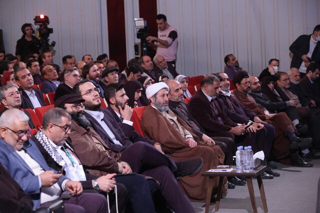 شعر جریانساز در خدمت آرمان مقدس است