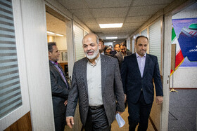 احمد وحیدی، وزیر کشور و هاشم کارگر، رئیس سازمان ثبت احوال کشور در حاشیه رونمایی از طرحها و اقدامات فناوری اطلاعات سازمان ثبت احوال