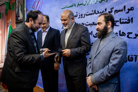 احمد وحیدی، وزیر کشور و هاشم کارگر، رئیس سازمان ثبت احوال کشور در مراسم گرامیداشت روز ملی ثبت احوال