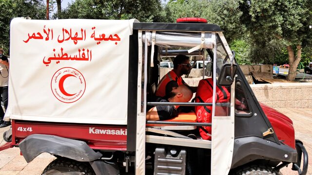 هلال احمر فلسطین: اسرائیل مراکز ما را هدف قرار داد/ کمکها ۱۰ درصد نیازها را تامین میکنند هلال احمر فلسطین: اسرائیل مراکز ما را هدف قرار داد/ کمکها ۱۰ درصد نیازها را تامین میکنند