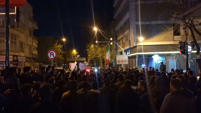 محکومیت ترور شهید موسوی توسط کفنپوشان در تجمع دانشجویی و مردمی در تهران محکومیت ترور شهید موسوی توسط کفنپوشان در تجمع دانشجویی و مردمی در تهران