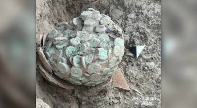 جواهرات و سکههایی که از خاک بیرون آمدند جواهرات و سکههایی که از خاک بیرون آمدند