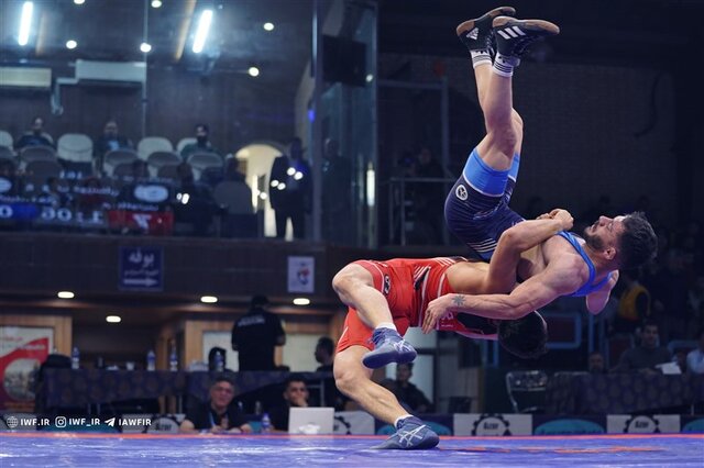 پیروزی نایب قهرمان جهان در کشتی جنجالی/ هجوم تماشاگران به تشک و اخراج مربی علیزاده + ویدیو پیروزی نایب قهرمان جهان در کشتی جنجالی/ هجوم تماشاگران به تشک و اخراج مربی علیزاده + ویدیو