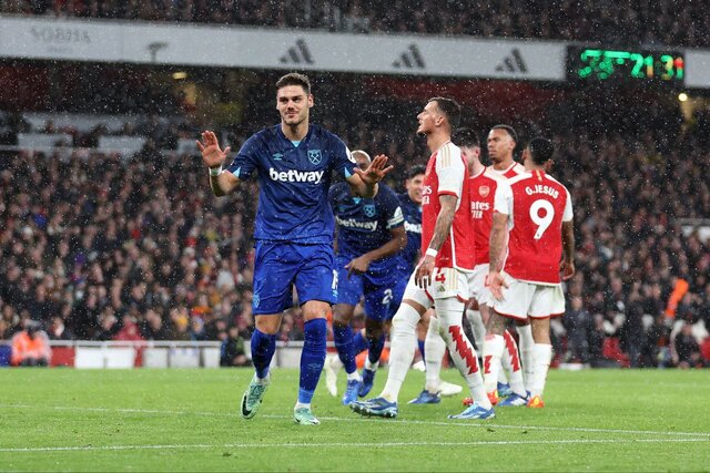 هدیه کریسمسی مویس برای کلوپ / توپچیها صدر را از دست دادند هدیه کریسمسی مویس برای کلوپ / توپچیها صدر را از دست دادند