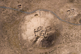 محوطه ازبکی در ۵۰ کیلومتری غرب شهر کرج و در حدود دو کیلومتری غرب شهر سید جمالالدین اسدآبادی، در شمال شرق روستای ازبکی قرار دارد. محوطه ازبکی تپه مخروطی شکل به قطر ۱۵۰ و ارتفاع ۲۶ متر است که در اطراف آن ۹ تپه تاریخی قرار گرفته است. محوطه ازبکی و تپههای اقماری آن بیش از صد هکتار وسعت دارند.
در این تصویر تپه مرکزی در وسط قرار دارد و دژ مادی بر فراز آن است. همچنین «مارال تپه» در سمت راست تصویر و ترانشه «X (۱۰) » در سمت چپ است.