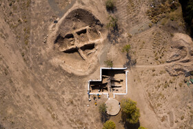 محوطه باستانی «ازبکی» را از شاخصترین محوطههای تاریخی به ویژه در فلات مرکزی ایران میدانند. محوطهای باستانی که با کشفیات باستانشناسان بزرگی چون یوسف مجیدزاده، ارزش تاریخی و باستانی آن چندین برابر شد.
در این تصویر دوشان تپه متعلق به عصر آهن قرار دارد. ترانشهای که با حصاری سفیدرنگ مشخص است توسط تیم کاوش مهرداد ملک زاده در فصل هشتم کاوش بررسی شده و ترانشه کناری آن در سال 1378 توسط دکتر مجیدزاده کاوش شد.