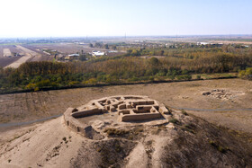 نام «ازبکی» برگرفته از روستایی به همین نام است که احتمالا از دوران صفویه به بعد «یوز بیگی» نامیده میشد و با گذشت زمان به «اوز بیگی» و سپس «ازبکی» تغییر نام داده است. این محوطه باستانی که سال 1352 به شماره ۹۵۵ در فهرست آثار ملی کشور به ثبت رسید، بر اساس کاوشهای باستانشناسی دربرگیرنده تاریخی از اواخر هزاره هفتم قبل از میلاد تا دوره اسلامی است.
این تصویر تپه مرکزی معروف به «دژ مادی» را در محوطه باستانی ازبکی نشان میدهد.