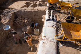 در طول این کاوشها، آثاری از دوره ماد، عصر آهن II و III (دو و سه) شناسایی شد. آن کاوشها تا سال ۱۳۸۴ ادامه داشت و قدمت محوطه تا حدود ۹ هزار سال تخمین زده شد.