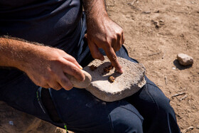 «سنگساب» و «توبه» دو وسیله نیاکان ماست که از گذشتههای قدیم برای شکستن دانههای مغزی کوچک از آنها استفاده میکردند،  آنها با قرار دادن دانه مغزی روی سنگساب، توبه را روی آن میکوبیدند تا دانه شکسته شد و از سوی دیگر به واسطه وجود شیارهایی رو سنگساب، وقتی توبه روی سنگساب کشیده میشد، دانه به مرور آرد میشده است. امروزه هاون سنگی الگوبرداری از سنگ ساب چند صد هزار سال قبل است که استفاده میشود.
